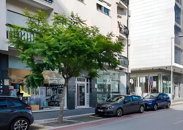 Avenue View Rooms - Guest House